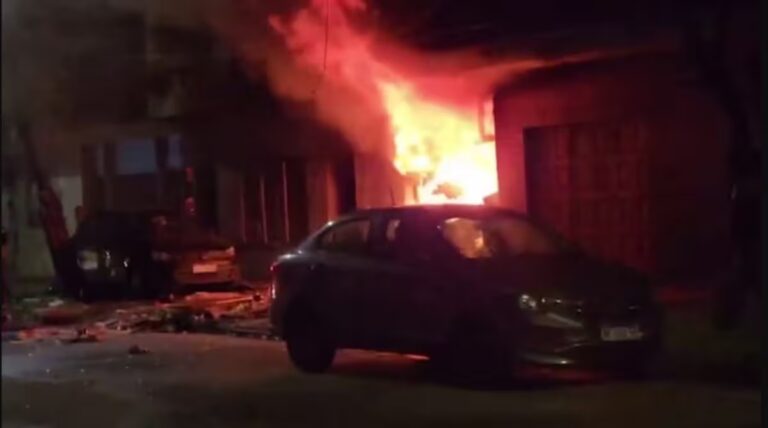 incendio-de-un-auto-y-una-vivienda-en-TRACK32QKZHV7HOQIHOSBPAJHA.jpg