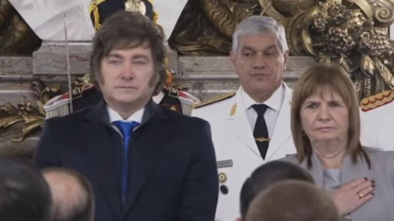 javier-milei-y-patricia-bullrich-encabezaron-la-ceremonia-de-entrega-de-sables-a-las-fuerzas-armadas.jpeg