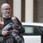 The main official in Dana attributes the delay in notification to the discussion of the text, as politicians wanted to notify the mayors