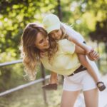 jovem-mulher-com-filha-caminhando-no-parque.jpg