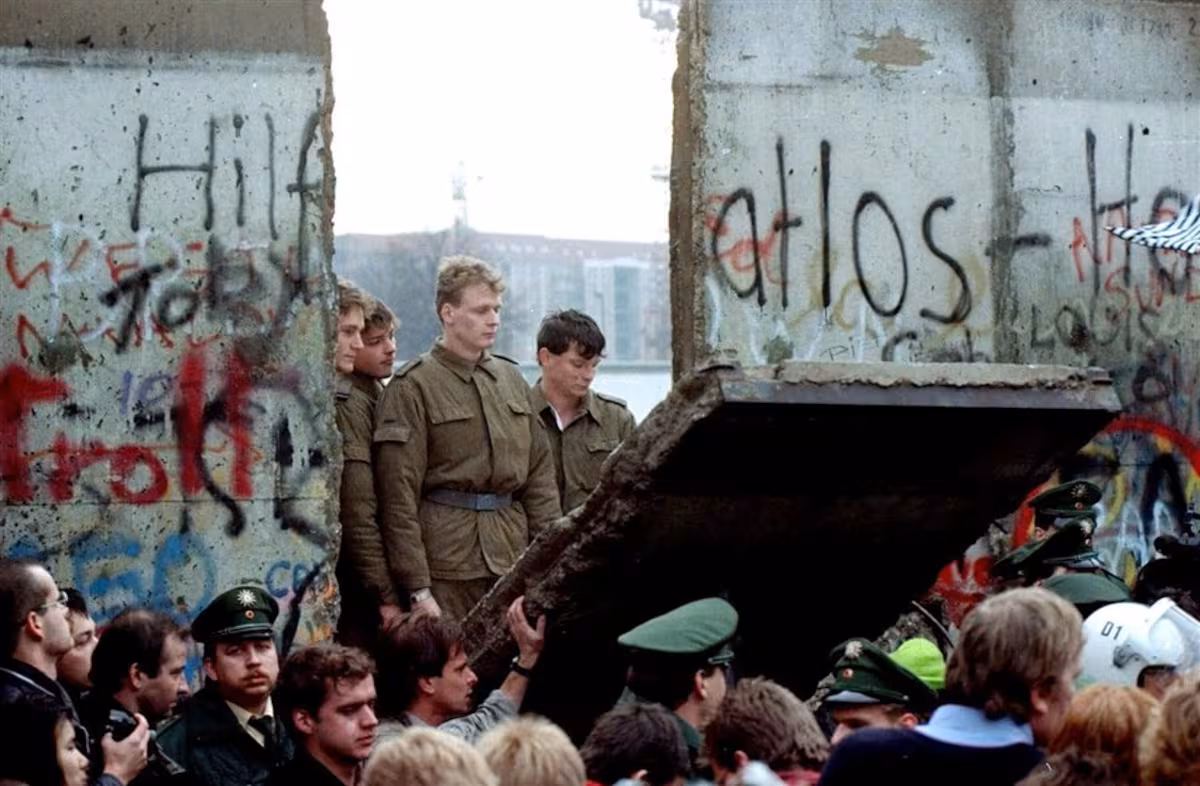 la-caida-del-muro-de-berlin-en-5Z6GSNJC4JEQPNAZKVB3IGOA7E.jpg