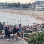 la-gente-escapa-de-bondi-beach-en-medio-del-TJLKKOAFXFCXXM5WA2JX7K444E.JPG