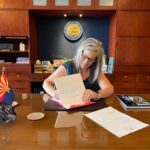 la-gobernadora-de-arizona-katie-hobbs-anuncio-la-3LRWE2HNVRALFOARUFOE2MX2EY.jpg