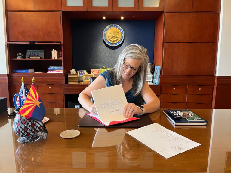 la-gobernadora-de-arizona-katie-hobbs-anuncio-la-3LRWE2HNVRALFOARUFOE2MX2EY.jpg