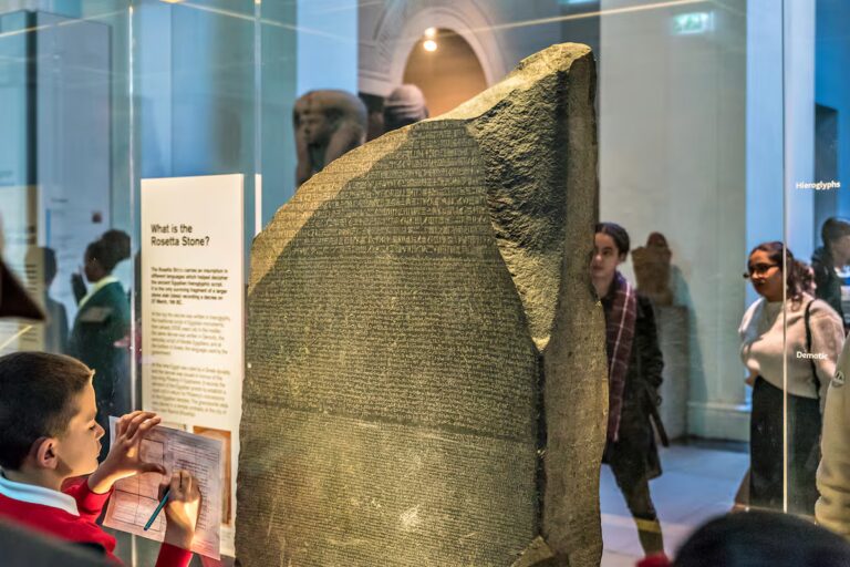 la-piedra-rosetta-en-el-museo-britanico-londres-A4XV3YFS35EPVCJH334NA4F2QE.JPG