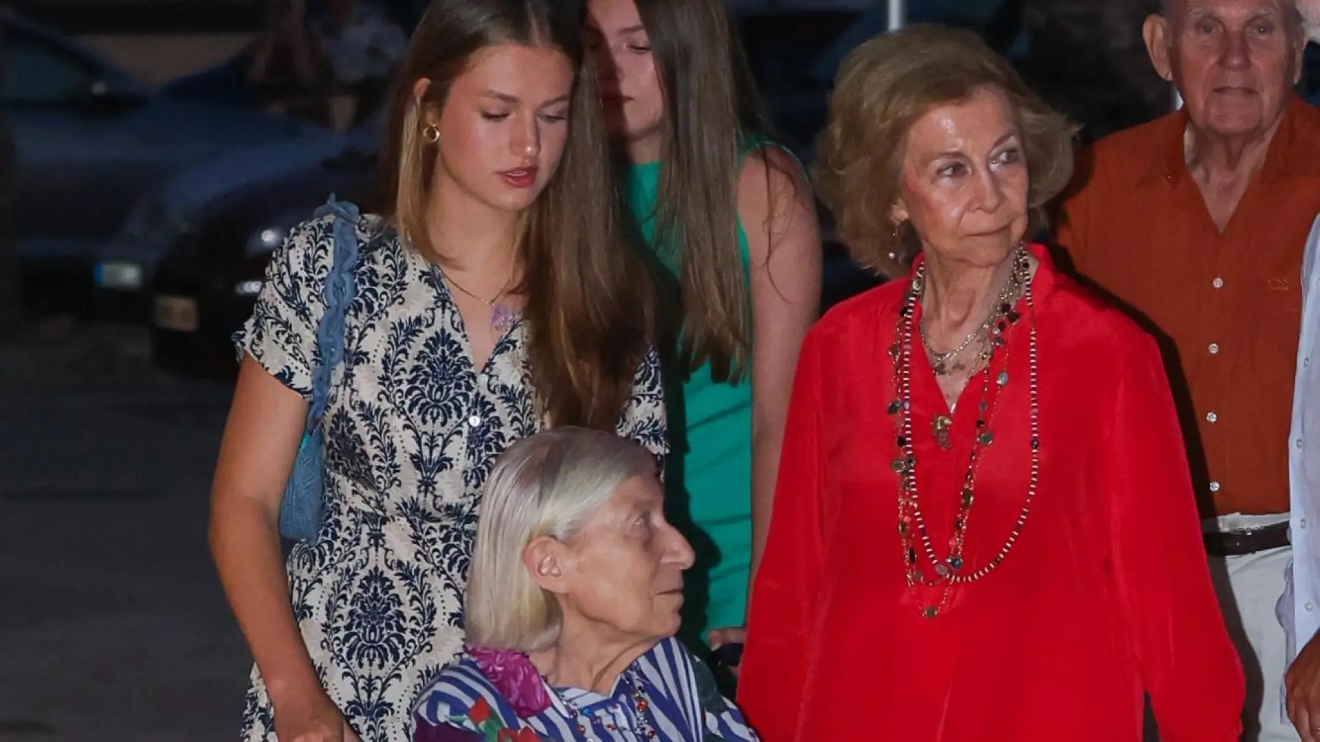 la-princesa-leonor-de-borbon-tatiana-radziwill-la-reina-sofia-y-jean-henry-fruchaud-en-palma-de-mall.webp