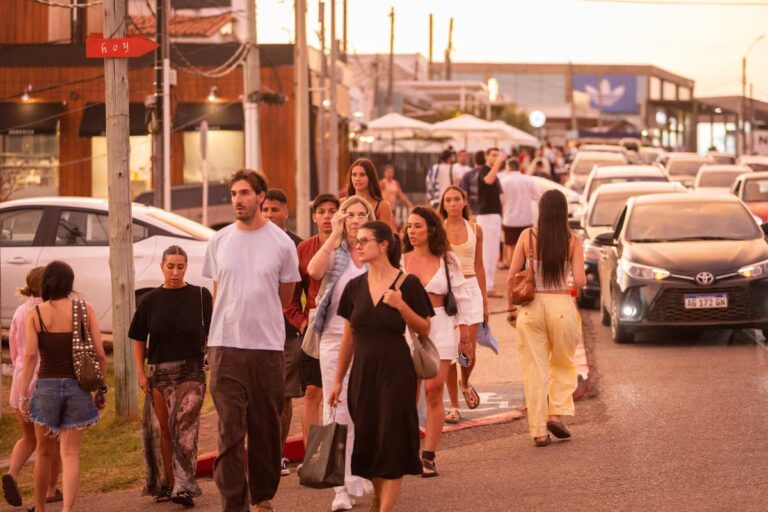 las-veredas-de-la-barra-se-llenaron-de-turistas-SH7GZA3HCNDFBFGBFPM7DEUCEY.jpg