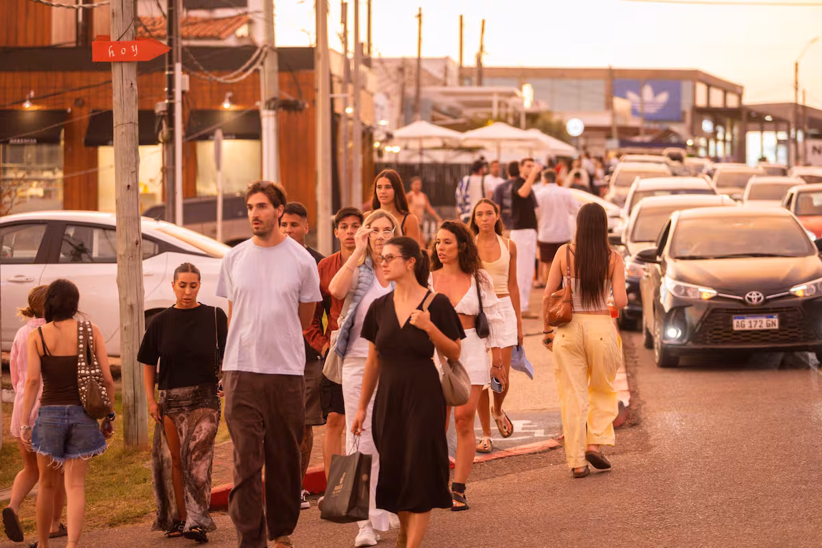 las-veredas-de-la-barra-se-llenaron-de-turistas-SH7GZA3HCNDFBFGBFPM7DEUCEY.jpg