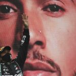 lewis-hamilton-en-lo-mas-alto-del-podio-del-gran-FZE7UF2CRNGSDC65353C5IOOTY.JPG
