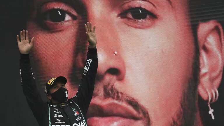 lewis-hamilton-en-lo-mas-alto-del-podio-del-gran-FZE7UF2CRNGSDC65353C5IOOTY.JPG