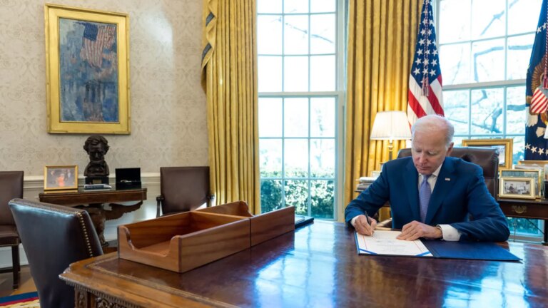 li_joe-biden-firma-un-ley-en-el-despacho-oval-de-la-casa-blanca.jpeg