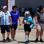 How many kilometers do fans have to travel to see the Argentine team between the two venues?