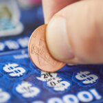 A man wins R$5 million in the lottery after finding a ticket in a store