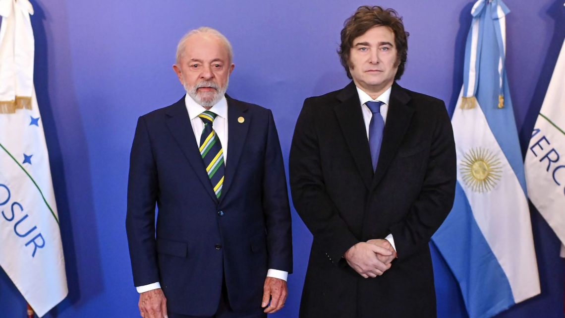 lula-y-milei-posando-en-la-foto-protocolar-de-saludo-en-el-mercosur-2156928.jpg