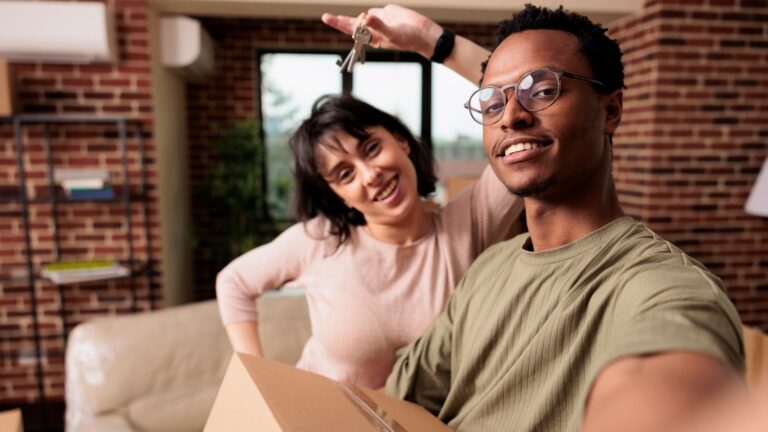 marido-e-mulher-comprando-um-novo-apartamento-e-tendo-as-chaves-da-casa-celebram-o-evento-de-relacio.jpeg