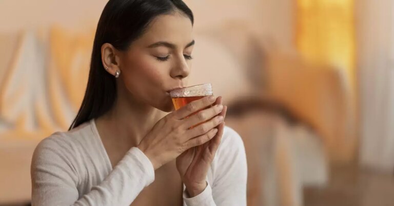 medium-shot-woman-holding-drink-1-qxoar8mk4vg3.jpg