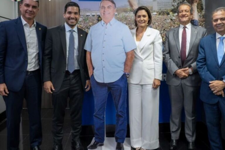 michelle-bolsonaro-e-cupula-do-PL-com-Bolsonaro-de-papelao.jpg