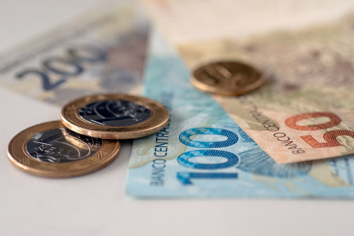 moedas-e-notas-de-real-dinheiro-brasileiro.jpg
