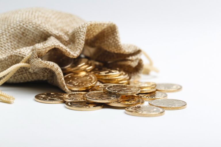 moedas-rmb-douradas-no-saco-de-pano.jpg