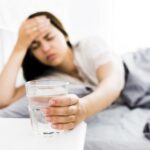 mulher-com-dor-de-cabeca-copo-levando-de-agua.jpg
