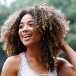 mulher-de-cabelos-cacheados-sorrindo.jpg