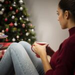 mulher-olhando-um-copo-com-um-fundo-de-natal-2-.jpg