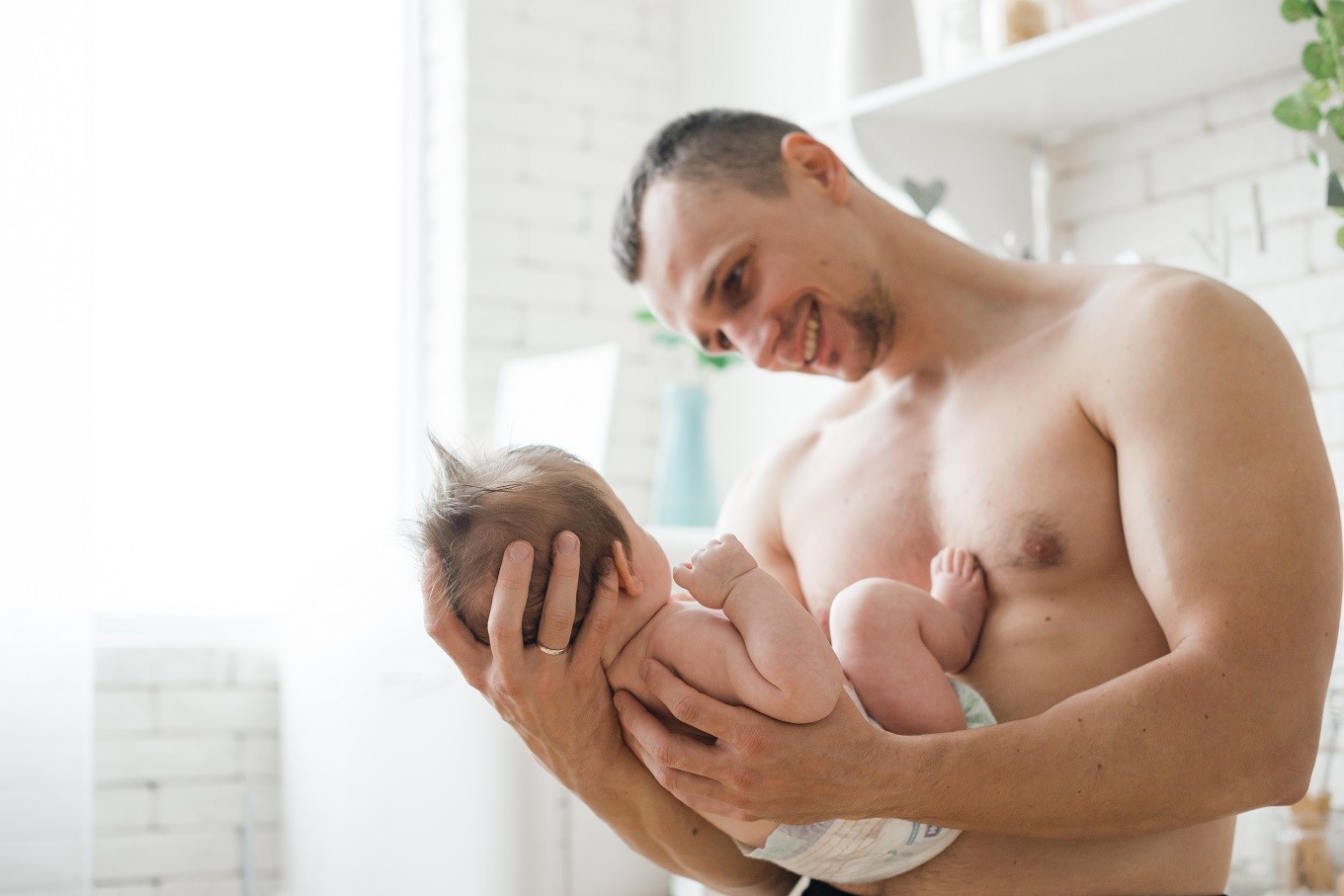 pai-com-pelado-torso-segurando-bebe.jpg