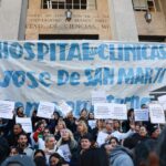 protestas-de-trabajadores-en-el-hospital-de-M33SBFNMZZBJ5DK2YSXPUXRUNM.jpg
