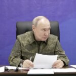 Putin presses and says that Russia will seize Donbass “in any way”