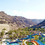 A four-year-old girl is in a very serious condition after drowning in a water park in Gran Canaria.