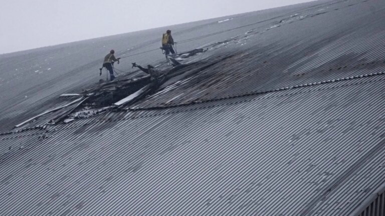 trabajadores-en-la-cubierta-donde-impacto-el-dron-ruso-este-viernes-en-chernobil.jpeg