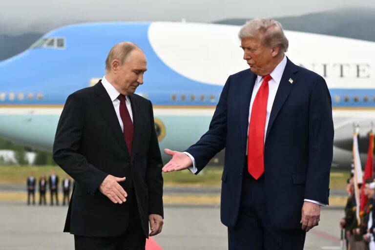 trump-con-putin-durante-el-encuentro-de-ambos-2DKRZTHWIFCCNAPHSURPRJ5W3M.JPG