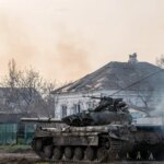 un-carro-de-combate-ruso-en-la-ciudad-ucraniana-de-mariupol-en-una-foto-de-archivo.jpeg