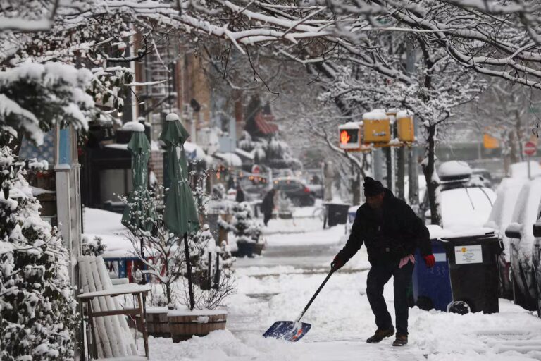 un-hombre-palea-la-nieve-en-brooklyn-nueva-QRWSOF4PXZHCXJTZ42N3RTUC2U.JPG