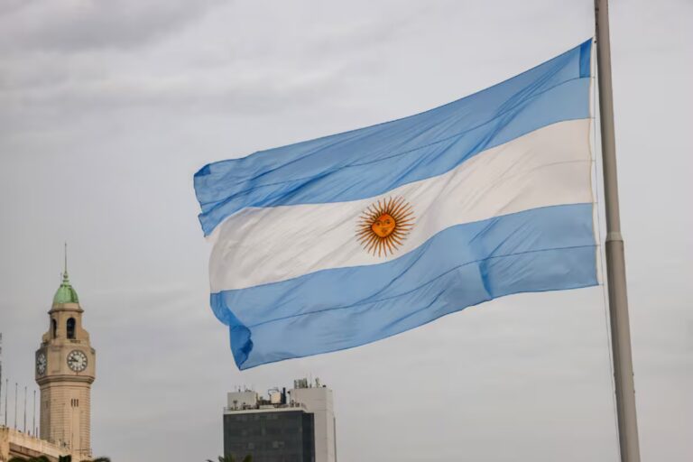 una-bandera-argentina-ondea-sobre-la-plaza-de-OWEXHNCVO5EA7KDDZMZXAJGWRA.jpg