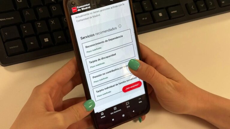 una-mujer-usando-la-app-cuenta-digital-de-madrid.r_d.855-557.jpeg