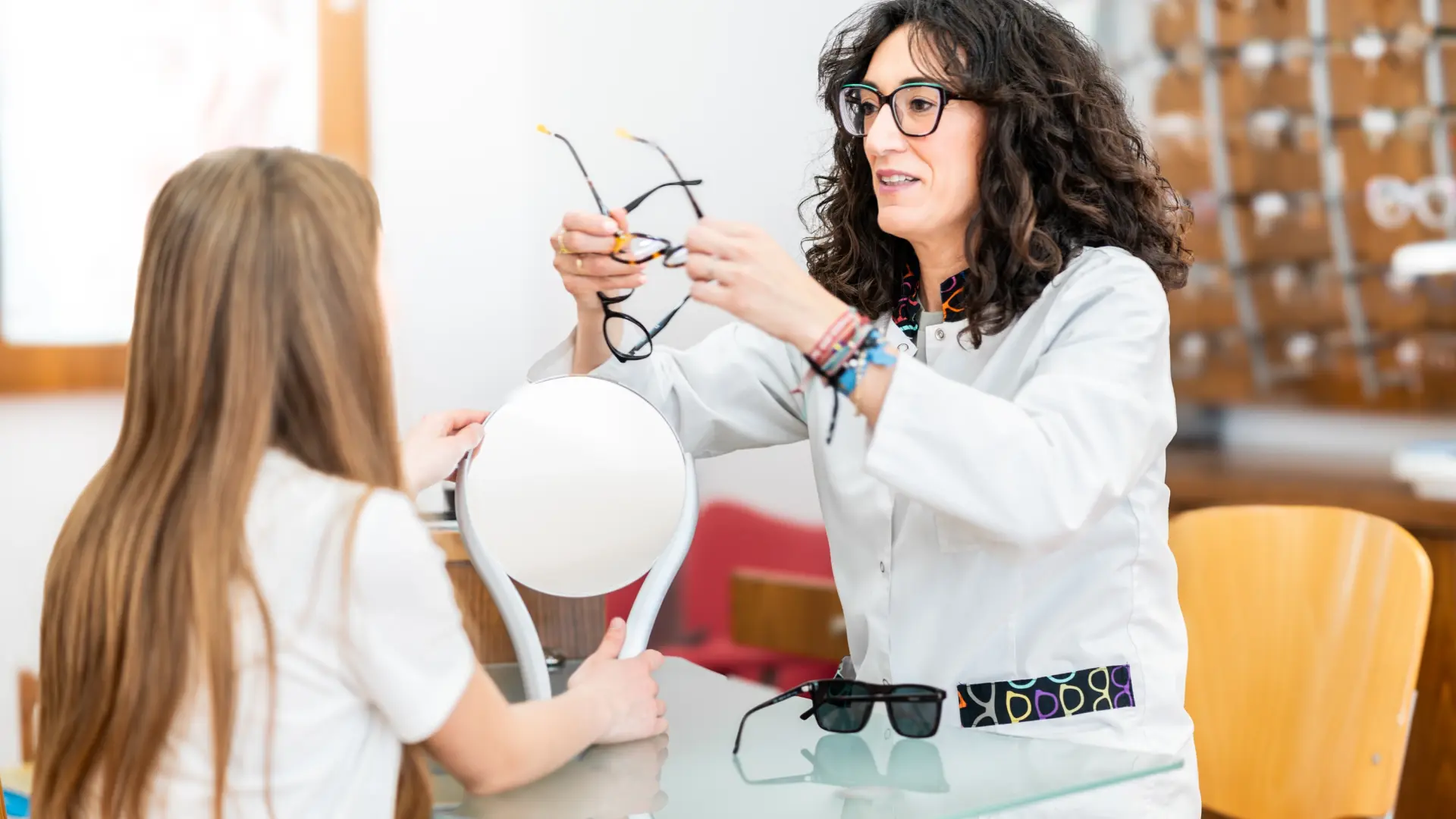 una-nina-elige-gafas-en-la-optica.jpeg