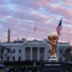 The World Cup has not yet arrived: a group of “legends” who say yes to everything and rubber gloves for the false trophy