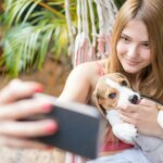 una-tutora-haciendose-un-selfie-con-su-perro.jpeg