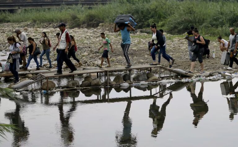 venezolanos-cruzan-ilegalmente-hacia-colombia-EDBKCQ44H5BZHB5FXYQBCESZSA.jpg