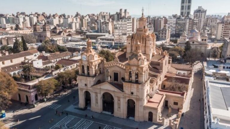 vistas-aereas-de-la-ciudad-de-cordoba-la-catedral-municipalidad-2136334.jpg