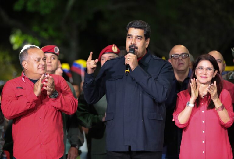 72251224-venezuelan-president-nicolas-maduro-r-speaks-beside-first-lady-cilia-flores-r-and-dios.jpg