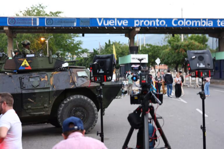 custodia-militar-colombiana-en-el-paso-fronterizo-Y4LCQLTXPFDE5DLY2MN4HJTW5E.JPG