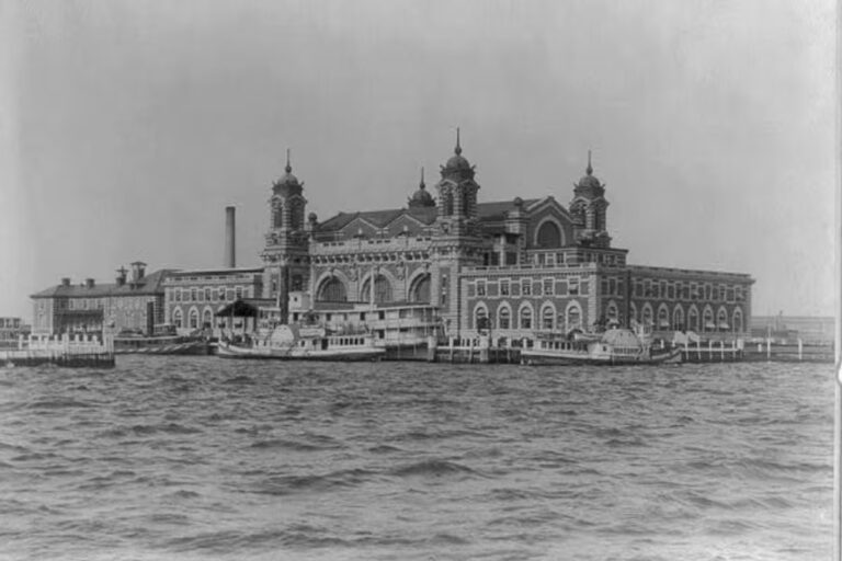 ellis-island-fue-el-inicio-del-sueno-americano-QO7GUK6IZ5EMXNJEPESKKAVGCM.jpg