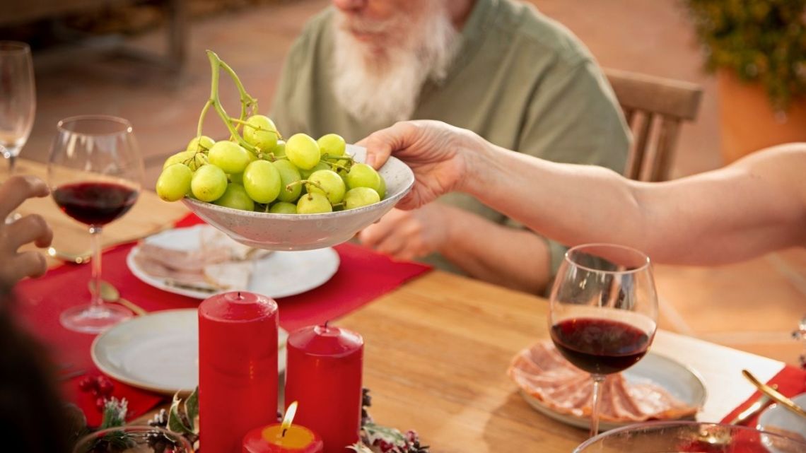 la-tradicion-de-comer-doce-uvas-2162789.jpg