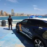 un-agente-de-la-policia-nacional-en-el-paseo-maritimo-de-benidorm-alicante-en-una-foto-de-archivo.jp_.webp